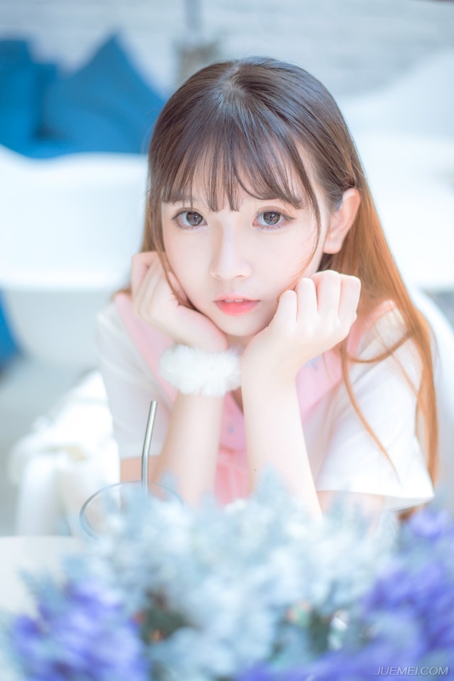 你是我此生铭记的过客良人，我却不过是你转身即忘的红尘路人。